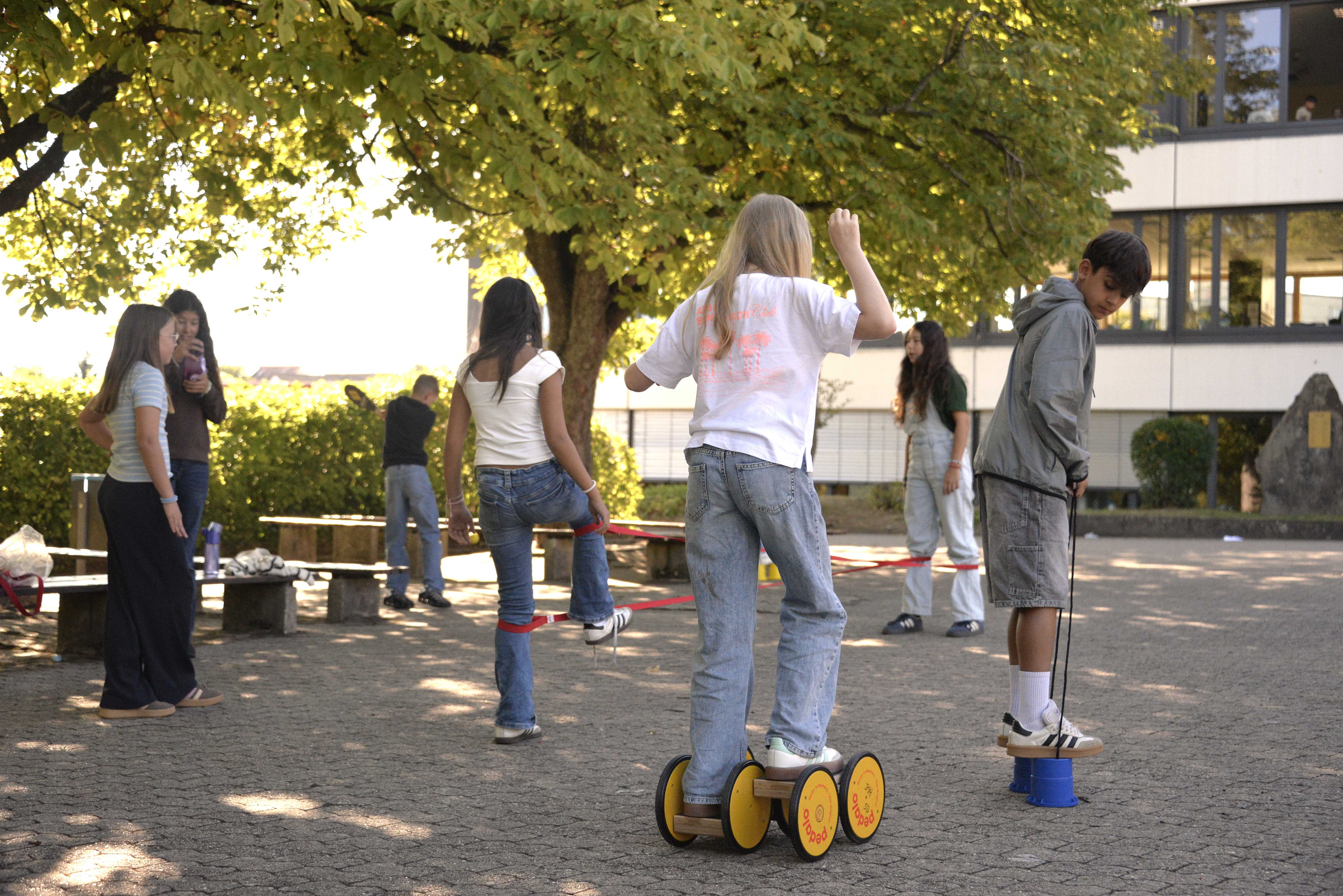 Schüler testen die neuen Sportmaterialien.