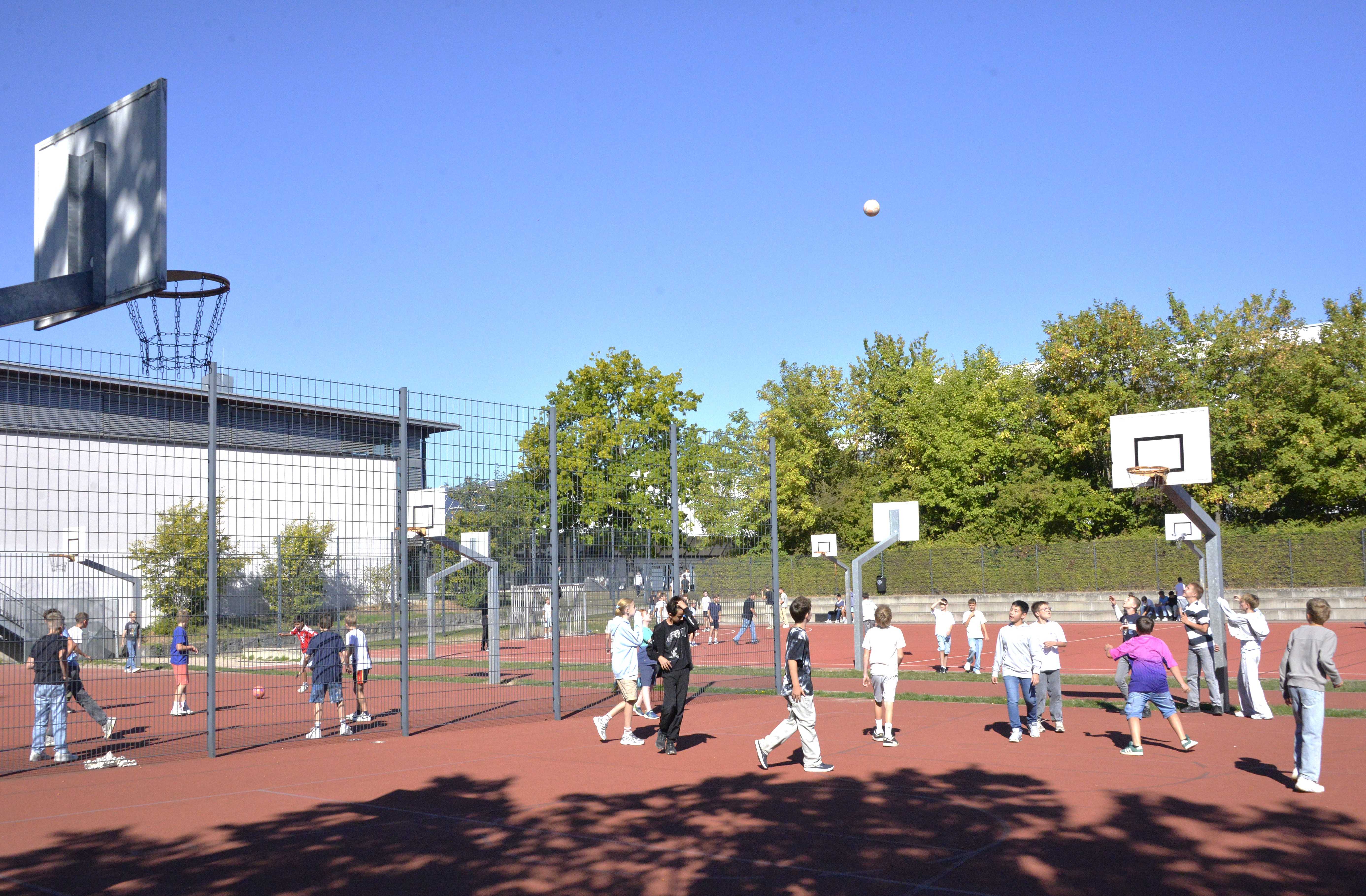 Schüler testen die neuen Sportmaterialien.