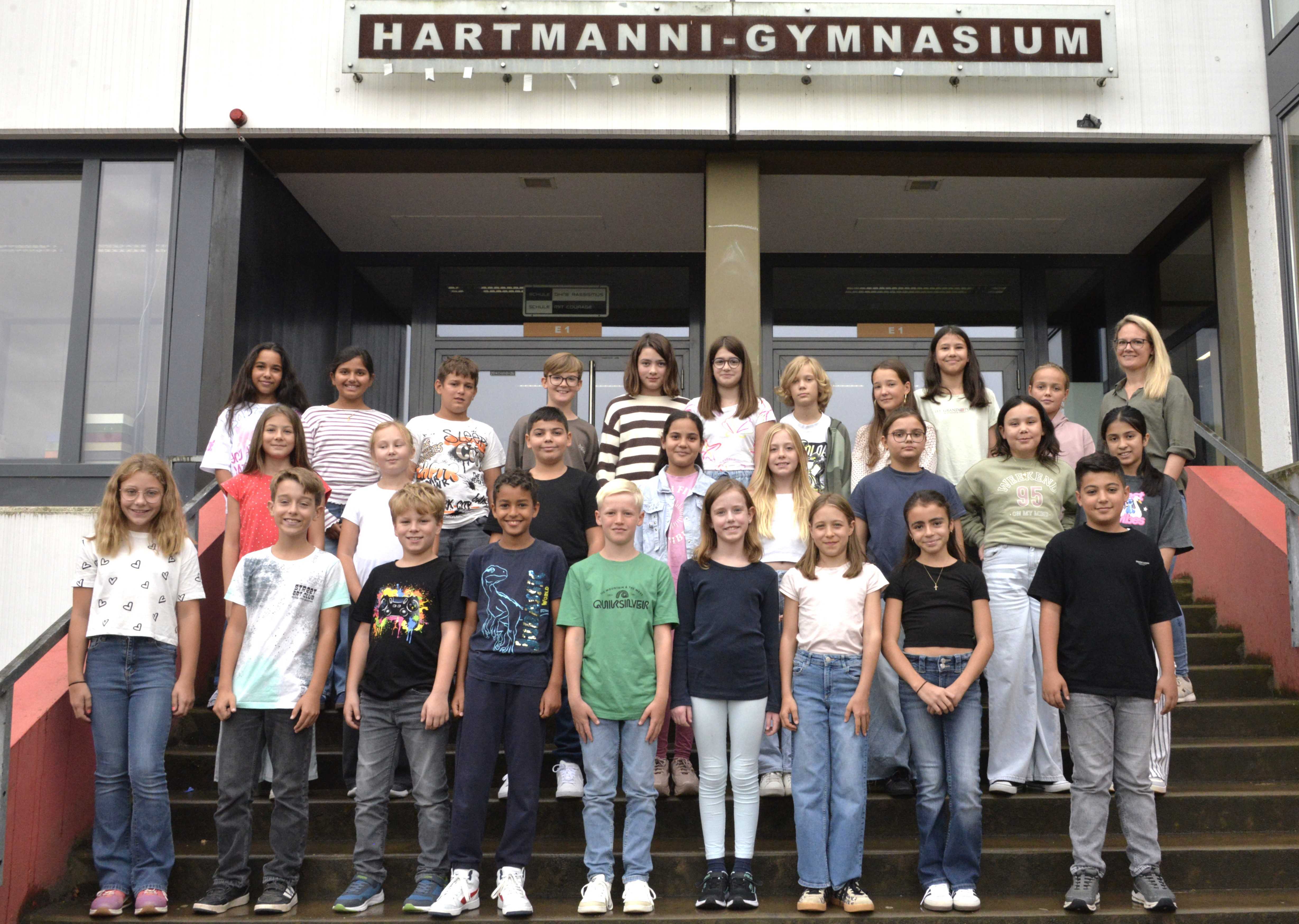 Die neue Klasse 5a mit ihrer Klassenlehrer Julia Braun-Wetzel
